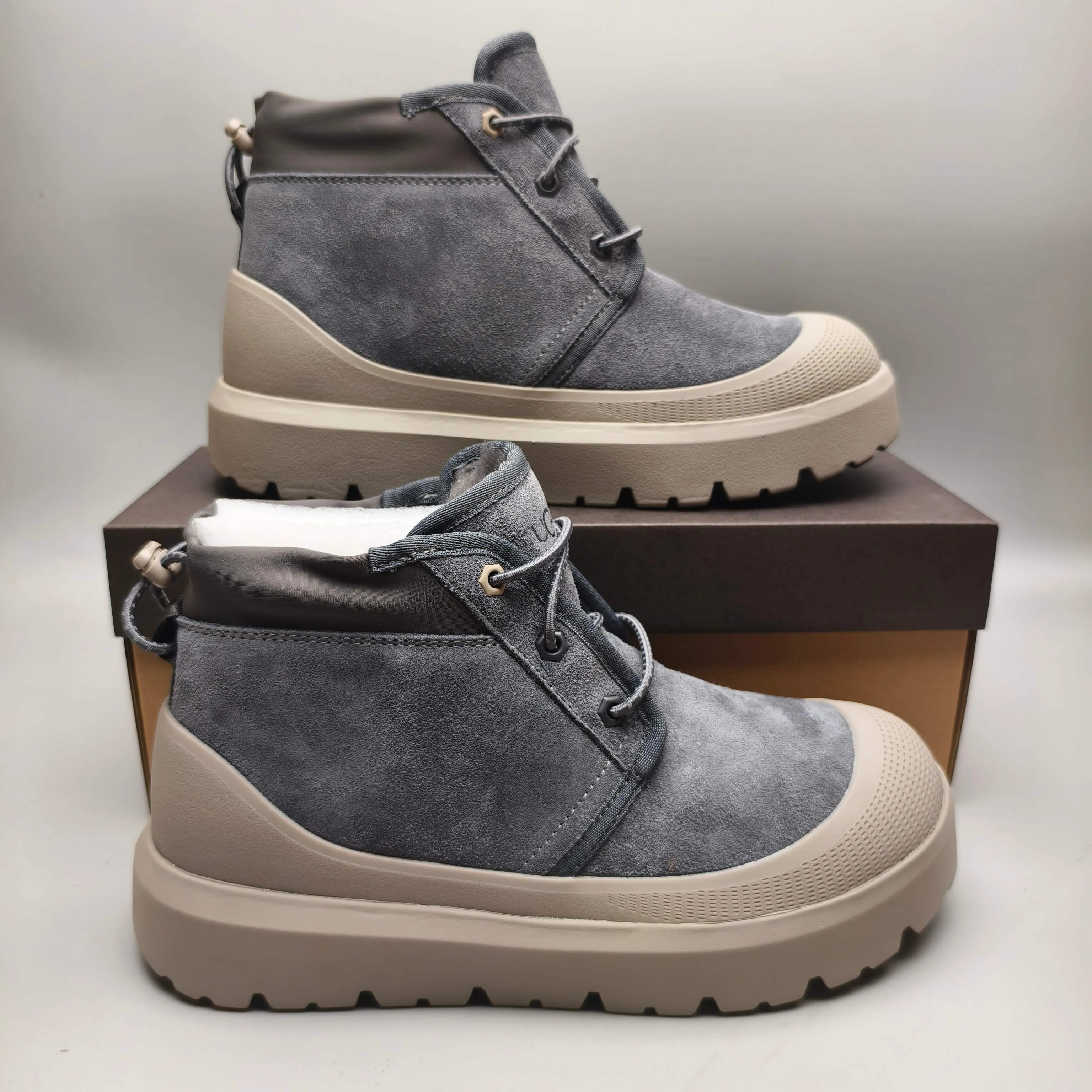 Couple model 👫 💰560 UGG sheepskin all-in-one snow boots 3991 Tasman Weather Hybrid snow boots 👢 Wang Yibo's same 👏 classic Tasman shoe model is added with a large orange sole, functional color contrast design, environmentally friendly waterproof and snowproof material, which is both fashionable and functional. At the same time, it is paired with the new UGG Keen furry color-blocking jacket. Bright orange and maroon collide to create a new light outdoor style and open up a new travel experience in early autumn! Using the best materials, the 17mm fur integrated surface is warmer and breathable, and the outsole is upgraded to a lightweight and wear-resistant light wing technology outsole!  Color: Black White Red Blue Light Gray Dark Gray Military Green Yellow Size: 35-45